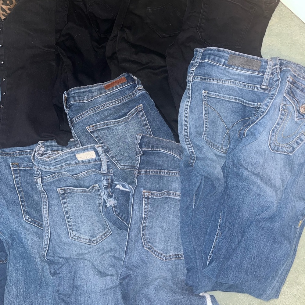 Lot of over 25 pairs of denim